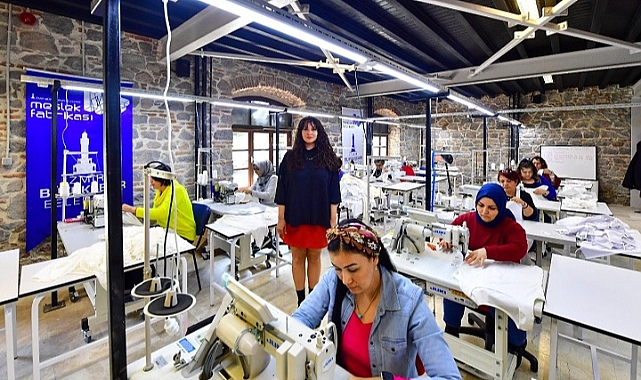 Meslek Fabrikası&#039;nda depremzedeler için iç çamaşırı üretiliyor