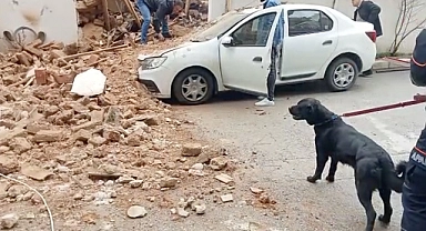 Metruk evin çökmesi sonucu otomobilde hasar oluştu