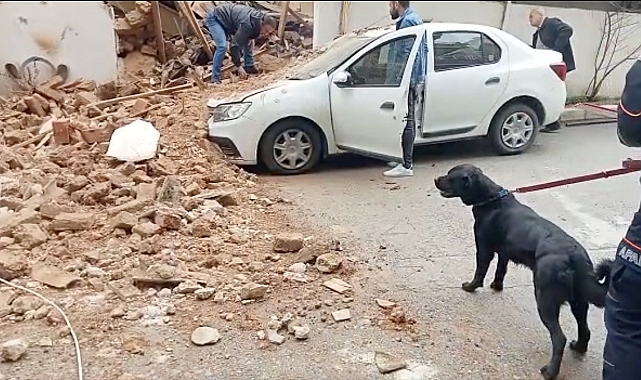 Metruk evin çökmesi sonucu otomobilde hasar oluştu