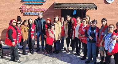 Sanatçı Pınar Aylin ve dizi oyuncusu Asuman Dabak, depremzede kadınlara moral verdi