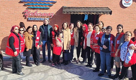 Sanatçı Pınar Aylin ve dizi oyuncusu Asuman Dabak, depremzede kadınlara moral verdi