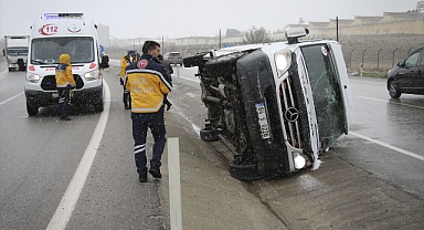 Uşak'ta servis minibüsünün devrilmesi sonucu 9 işçi yaralandı