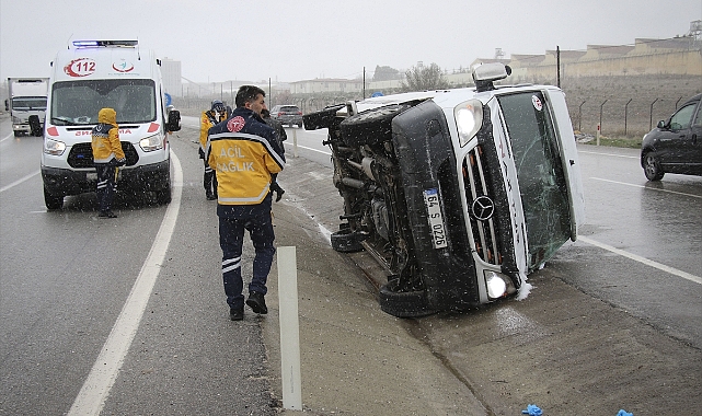 Uşak'ta servis minibüsünün devrilmesi sonucu 9 işçi yaralandı