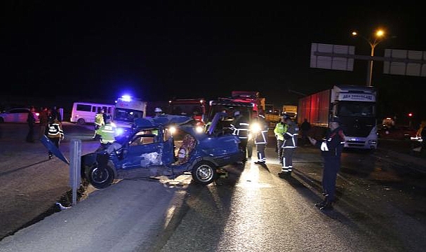 Uşak'ta tır otomobille çarpıştı: 1 ölü, 3 yaralı