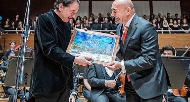 100. Yıl Marşı ilk kez sahnede seslendirildi