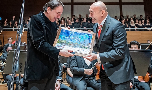 100. Yıl Marşı ilk kez sahnede seslendirildi