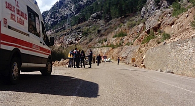 Adana'da otomobilin üstüne kaya düştü: 4 ölü