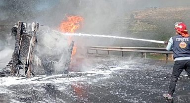 Akaryakıt tankeriyle kamyonet çarpıştı: 1 ölü,