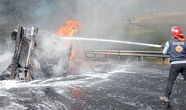 Akaryakıt tankeriyle kamyonet çarpıştı: 1 ölü,