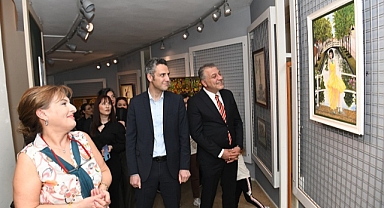 Babasının boyalarıyla sergi açtı