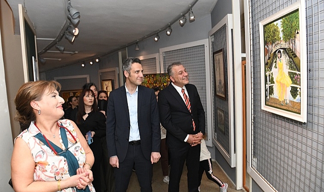 Babasının boyalarıyla sergi açtı