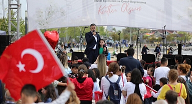 Bayraklı’da binlerce çocukla 23 Nisan coşkusu!