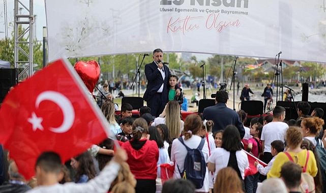 Bayraklı’da binlerce çocukla 23 Nisan coşkusu!