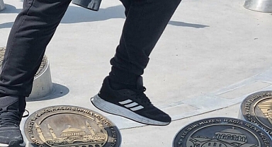 Camiler ayaklar altında