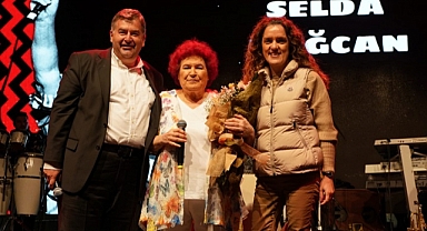 Çeşme'de 23 Nisan coşkusu Selda Bağcan ile zirveye ulaştı