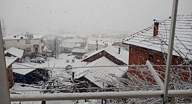 Demirci’nin Köylerine Nisanda  Kar Sürprizi