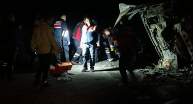 Devrilerek alev alan tırda sıkışan 2 kişi öldü