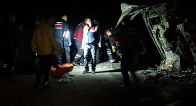 Devrilerek alev alan tırda sıkışan 2 kişi öldü