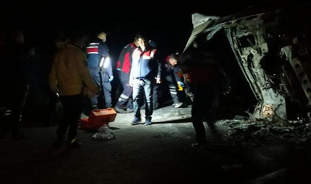 Devrilerek alev alan tırda sıkışan 2 kişi öldü