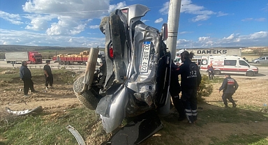Elektrik direğine çarpan otomobildeki 1 kişi öldü, 3 kişi yaralandı