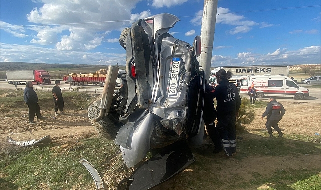 Elektrik direğine çarpan otomobildeki 1 kişi öldü, 3 kişi yaralandı
