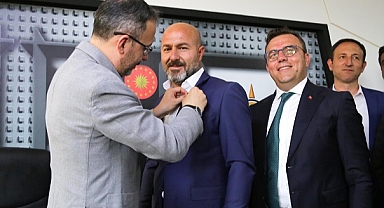 İBB Emekli İtfaiye Çalışanını Parti Rozetini Bakan Kasapoğlu Taktı