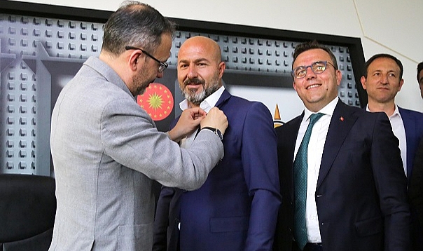 İBB Emekli İtfaiye Çalışanını Parti Rozetini Bakan Kasapoğlu Taktı
