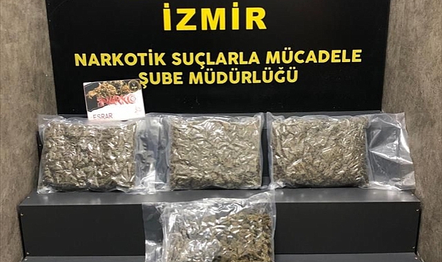 İzmir'de 13 kilo esrar ele geçirildi, 2 şüpheli tutuklandı