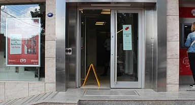 İzmir'de banka şubesi önündeki silahlı saldırıda 2 kişi yaralandı