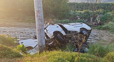 İzmir'de direğe çarpan minibüsteki karı koca öldü,