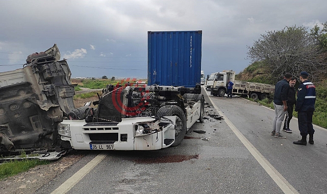 İzmir'de kamyonla tırın çarpıştığı kazada 1 kişi öldü
