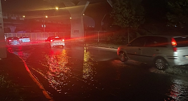 İzmir'de sağanak nedeniyle  bazı bölgelerde su baskınları oluştu
