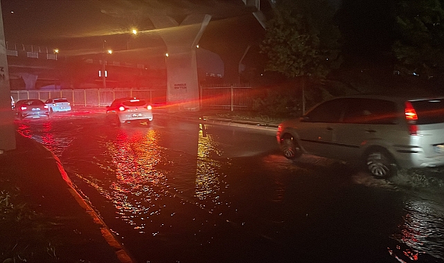 İzmir'de sağanak nedeniyle  bazı bölgelerde su baskınları oluştu