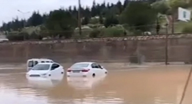 İzmir'i sağanak vurdu