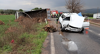 Kamyonla çarpışan otomobildeki 2 kişi öldü