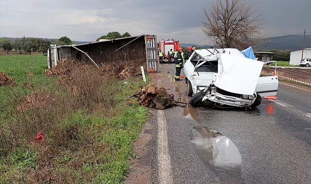 Kamyonla çarpışan otomobildeki 2 kişi öldü