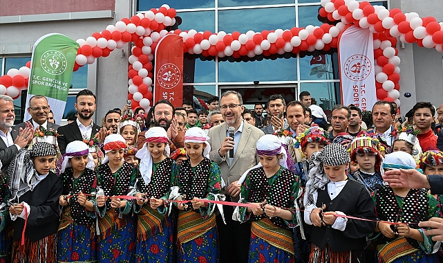 Kasapoğlu, İzmir'de gençlik merkezi açılışı yaptı