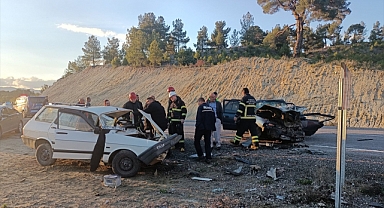 Kütahya'da iki otomobil çarpıştı, 1 kişi öldü, 6 kişi yaralandı