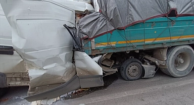 Tıra çarpan kamyonetteki 2 kişi hayatını kaybetti
