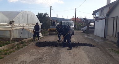 Urla’da asfalt onarım çalışmaları sürüyor