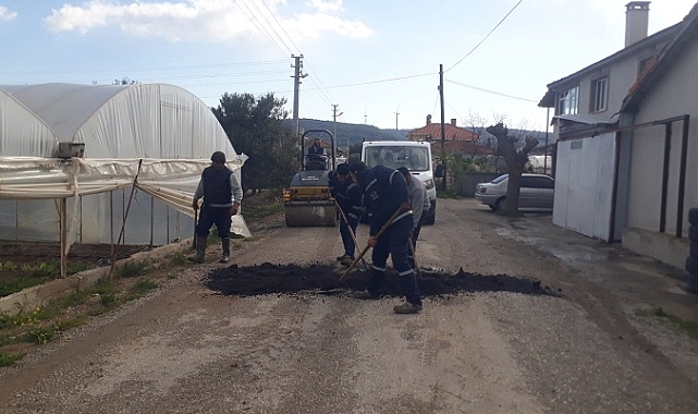 Urla’da asfalt onarım çalışmaları sürüyor