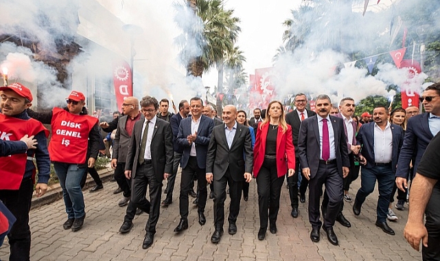 18 bin işçi toplu sözleşmeyi bayram havasında kutladı