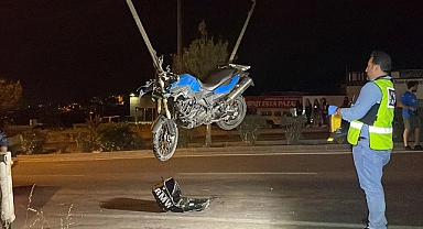 Aydınlatma direğine çarpan motosikletin sürücüsü öldü