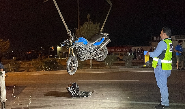 Aydınlatma direğine çarpan motosikletin sürücüsü öldü