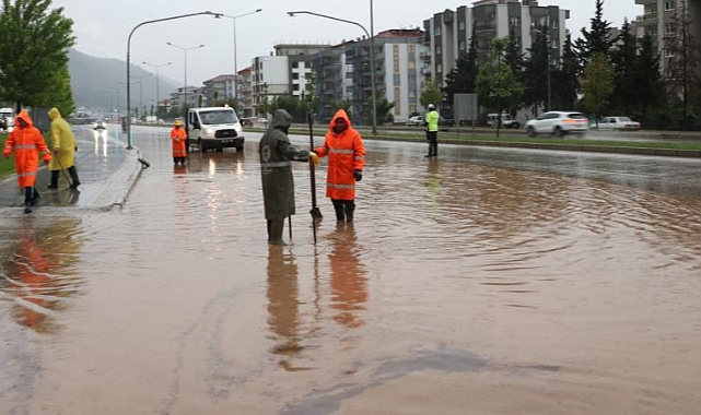 Denizli'de caddeler göle döndü
