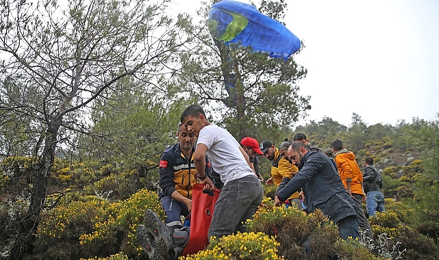 Fethiye'de rüzgarda paraşütcüler sürüklendi
