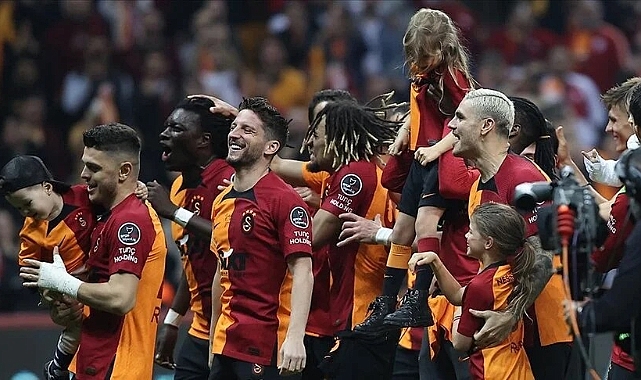 Galatasaray'da 20 futbolcuyu ilk şampiyonluk heyecanı sardı