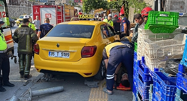 İzmir'de kontrolden çıkan taksi kaldırımdaki yayaya çarptı
