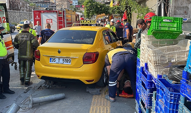 İzmir'de kontrolden çıkan taksi kaldırımdaki yayaya çarptı
