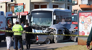 İzmir'de midibüs ile pikabın çarpıştığı kazada 1 kişi öldü, 6 kişi yaralandı